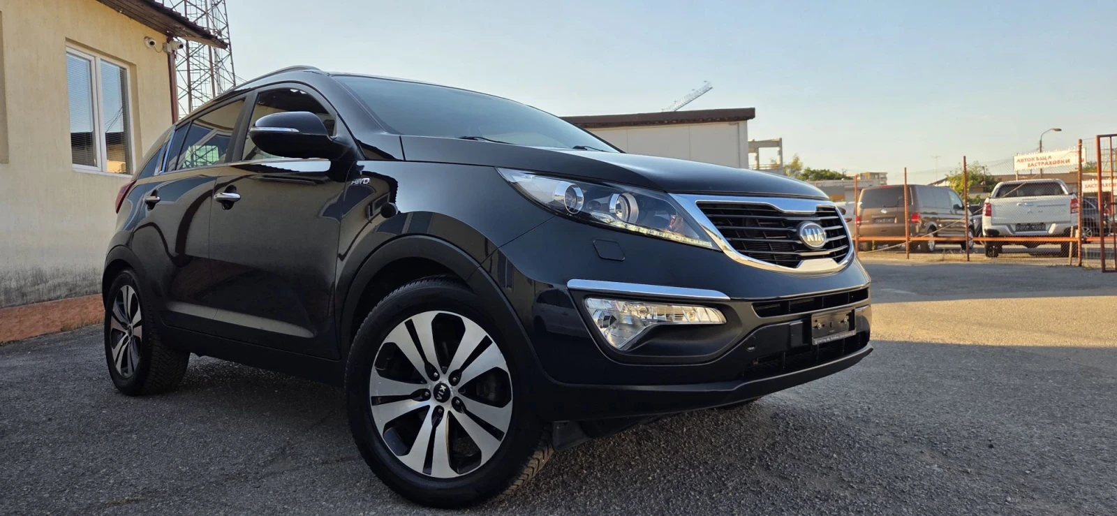 Kia Sportage 2.0I 163к.с/Автомат/Кожа/4х4/Навигация/Панорама, снимка 2 - Автомобили и джипове - 55695868