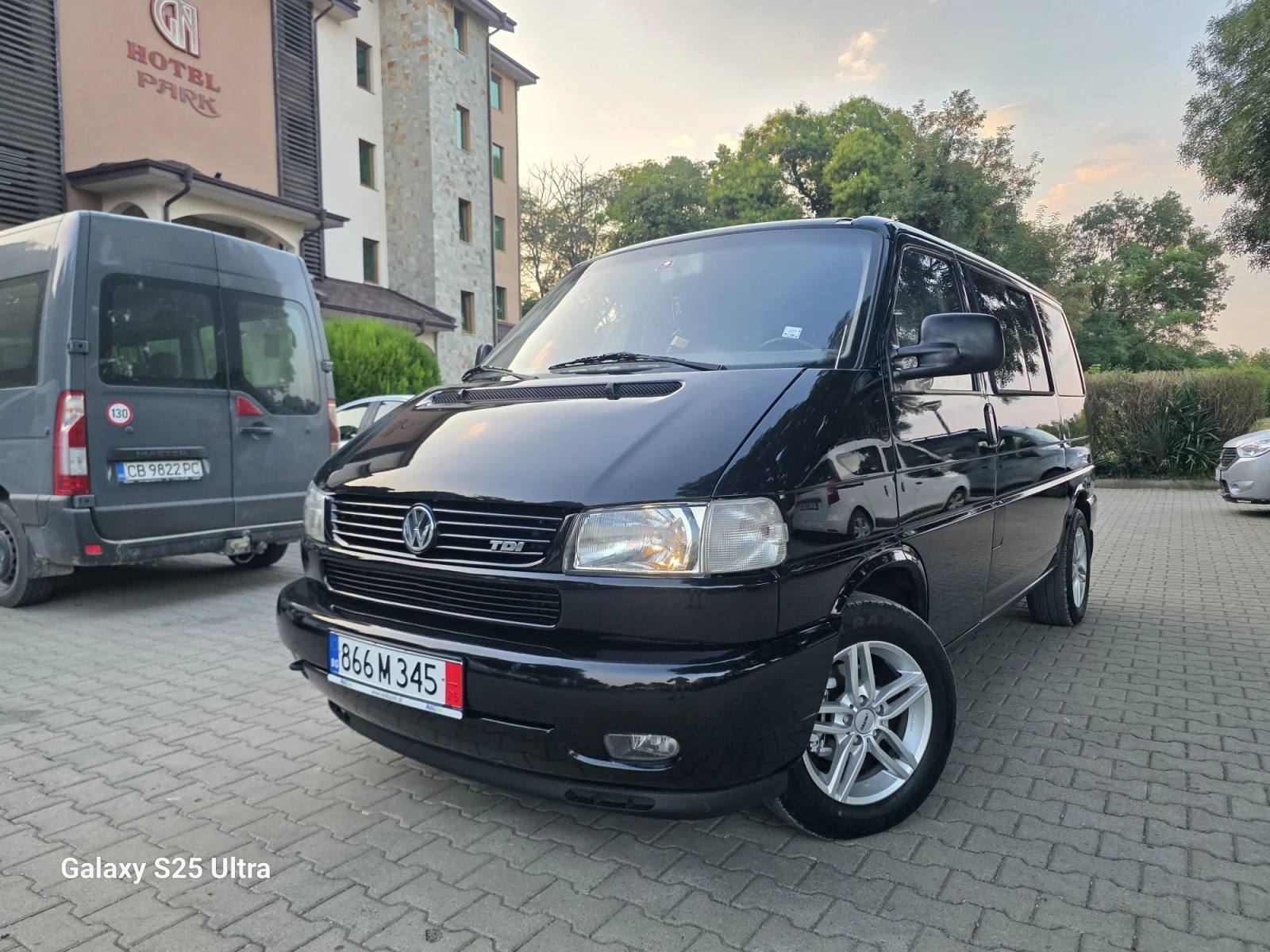 VW Caravelle 2.5 TDI 102ps.двузонов.климатроник, снимка 2 - Бусове и автобуси - 55713640