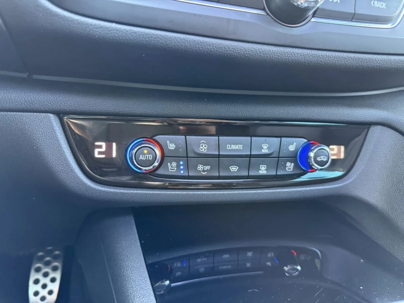 Opel Insignia 2.0T 4x4 260kc, снимка 14 - Автомобили и джипове - 53205488