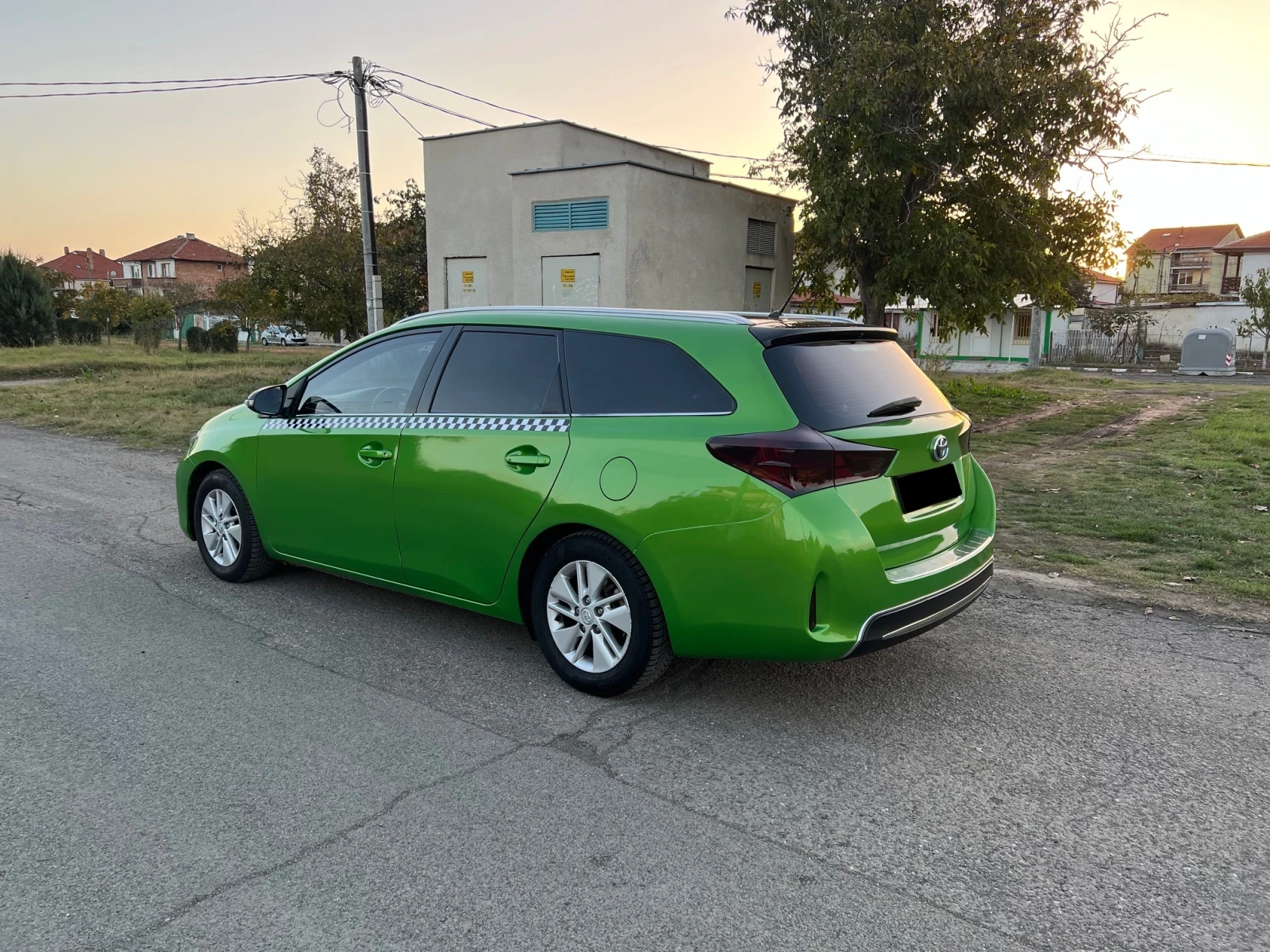 Toyota Auris 1.8 HYBRID - изображение 3