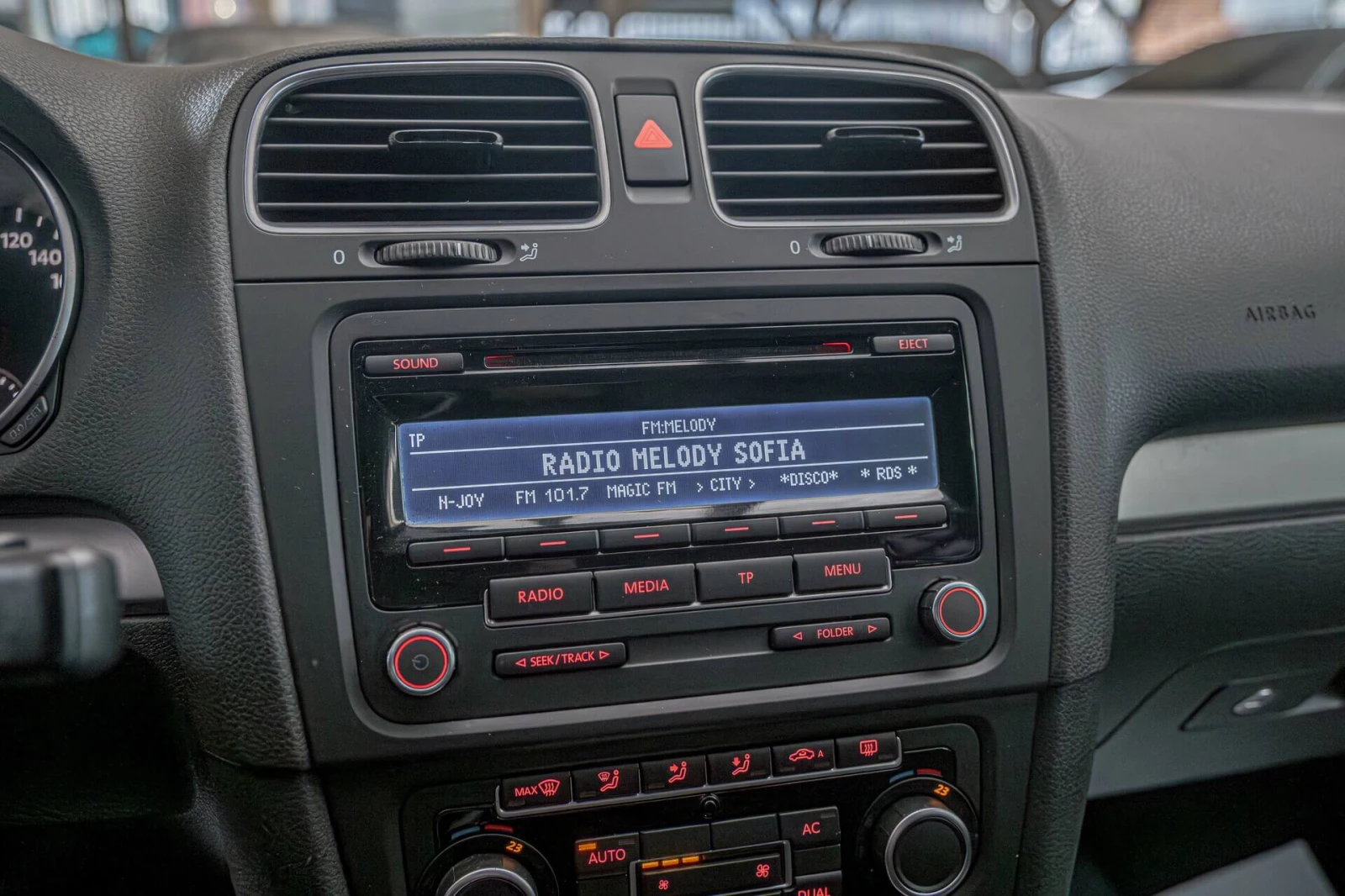 VW Golf 1.6TDI/DSG/Климатроник/МултиВолан/Автопилот, снимка 12 - Автомобили и джипове - 53738358