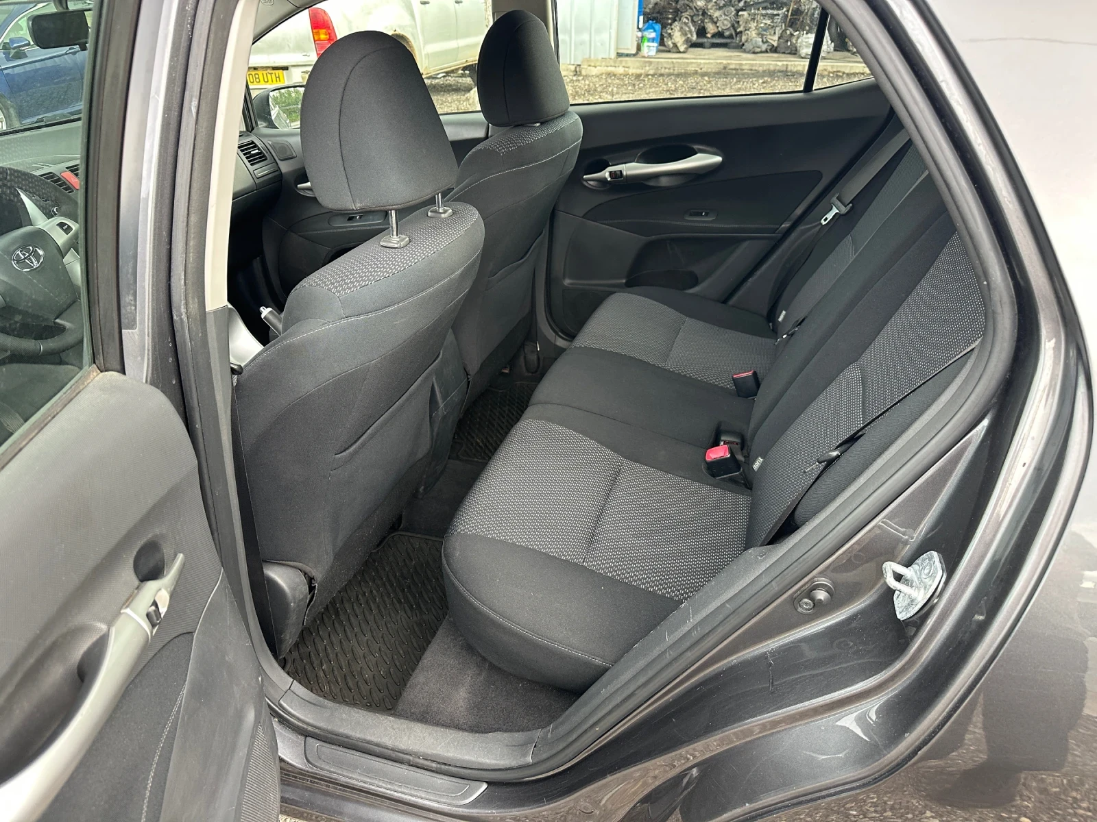 Toyota Auris 1.33 vvti, снимка 11 - Автомобили и джипове - 54346206