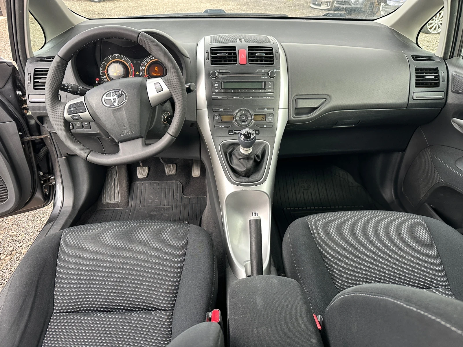 Toyota Auris 1.33 vvti, снимка 8 - Автомобили и джипове - 54346206