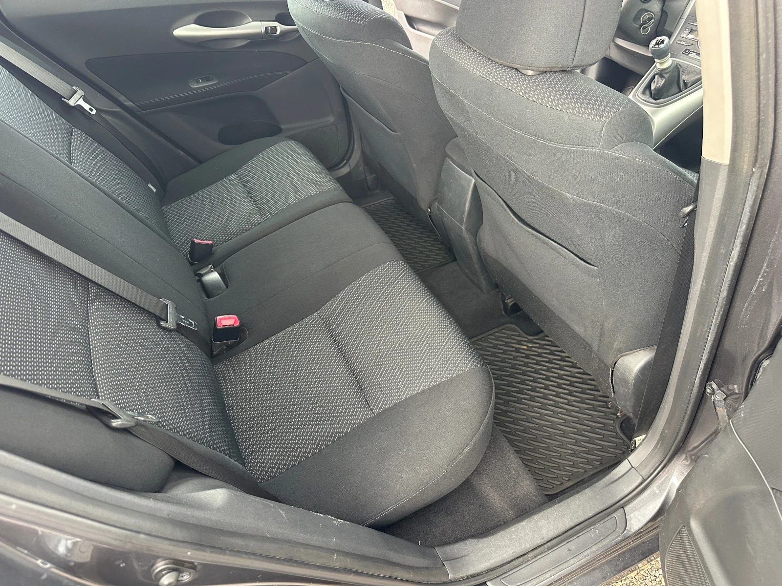 Toyota Auris 1.33 vvti, снимка 12 - Автомобили и джипове - 54346206