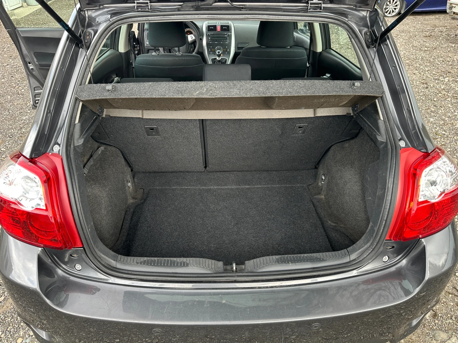 Toyota Auris 1.33 vvti, снимка 13 - Автомобили и джипове - 54346206