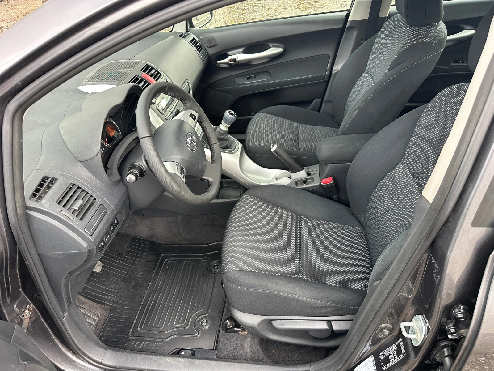 Toyota Auris 1.33 vvti, снимка 6 - Автомобили и джипове - 54346206
