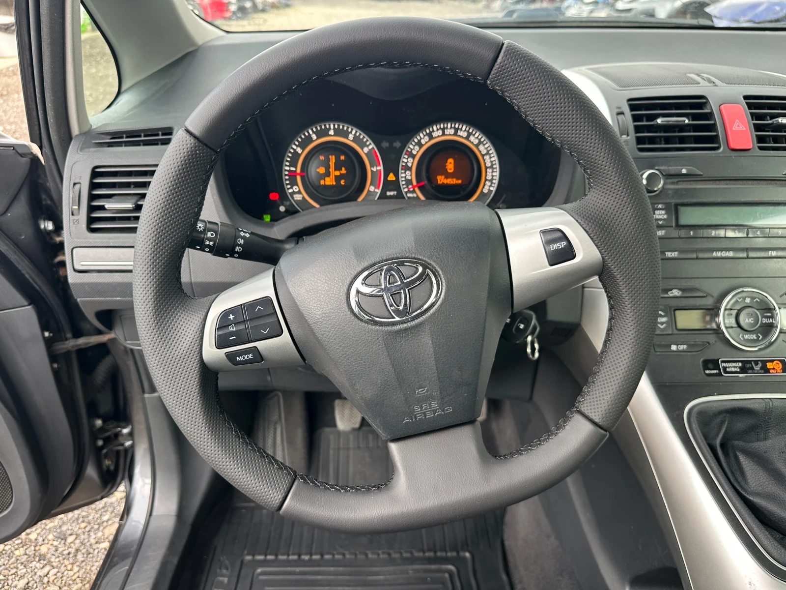 Toyota Auris 1.33 vvti, снимка 9 - Автомобили и джипове - 54346206