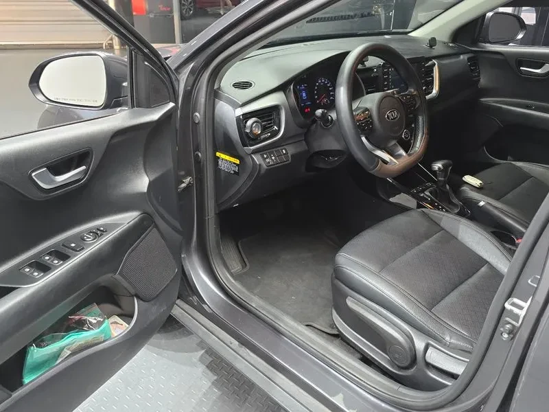 Kia Stonic 1.6 Trendy, снимка 10 - Автомобили и джипове - 55786820