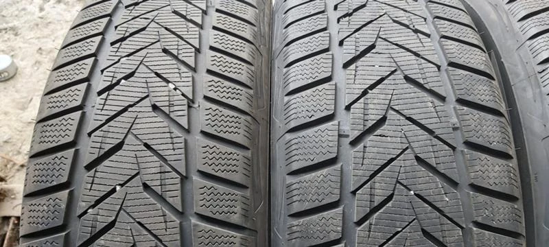 Гуми Зимни 225/55R18, снимка 2 - Гуми и джанти - 30924529