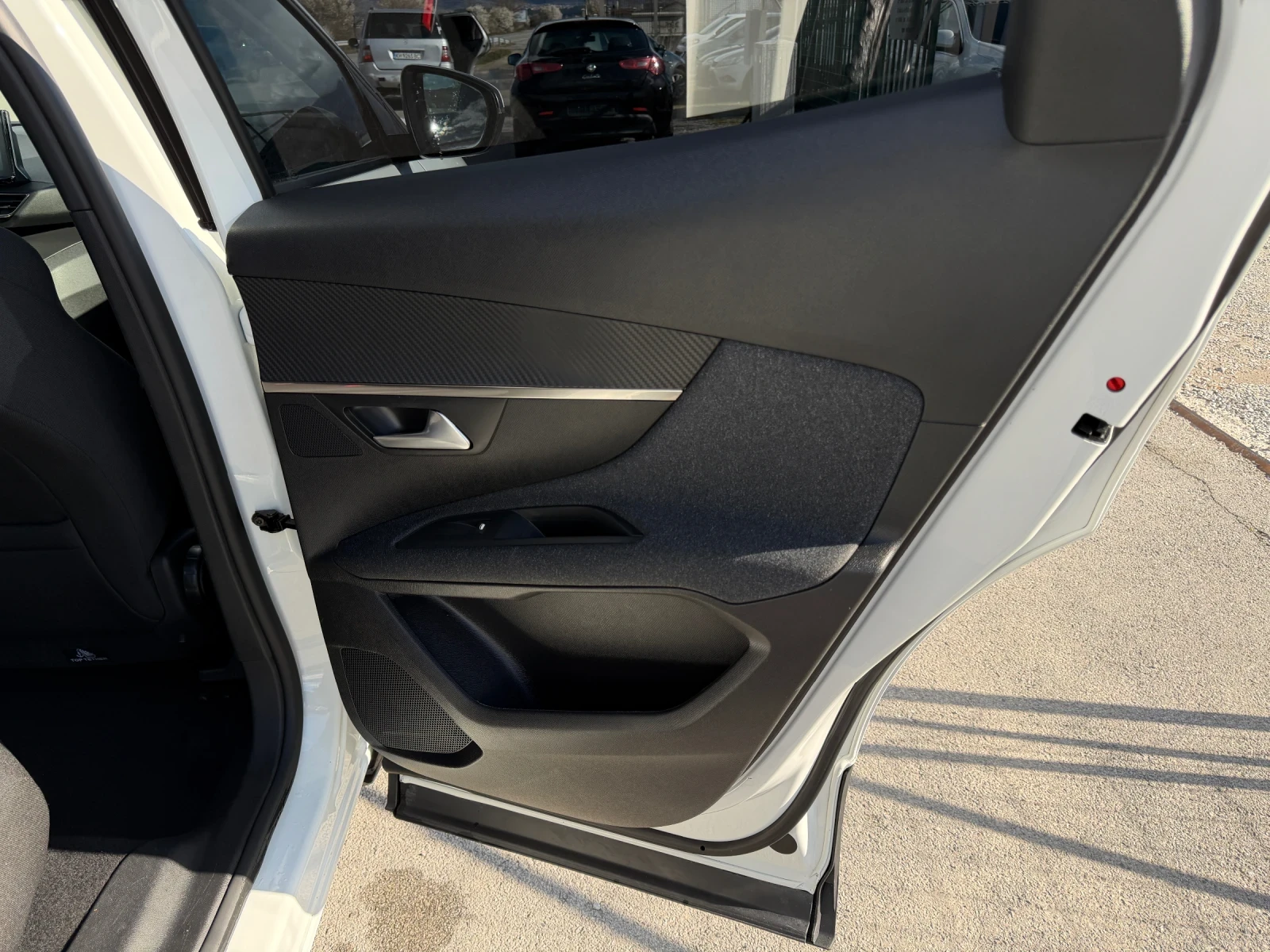 Peugeot 3008 1.5 BlueHDI 130 S&S EAT8, снимка 7 - Автомобили и джипове - 54137414