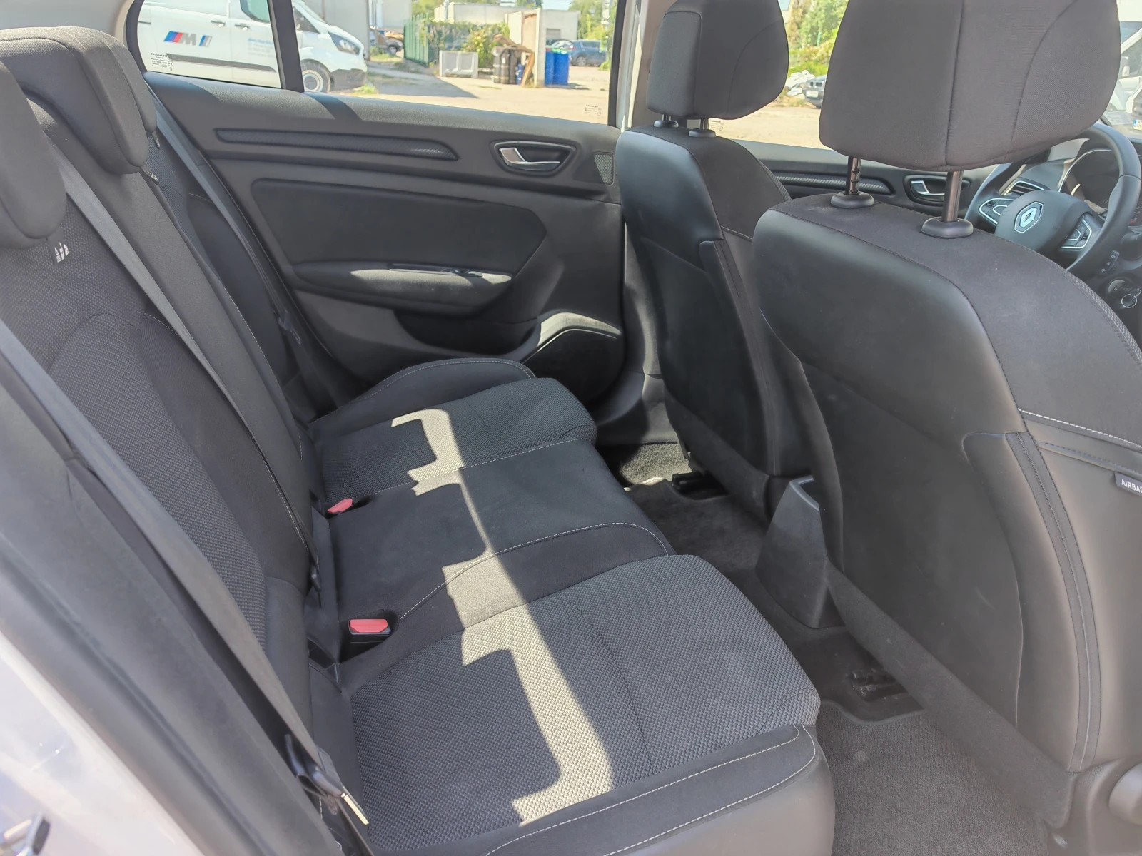 Renault Megane 1.33 Tce , снимка 9 - Автомобили и джипове - 55935652