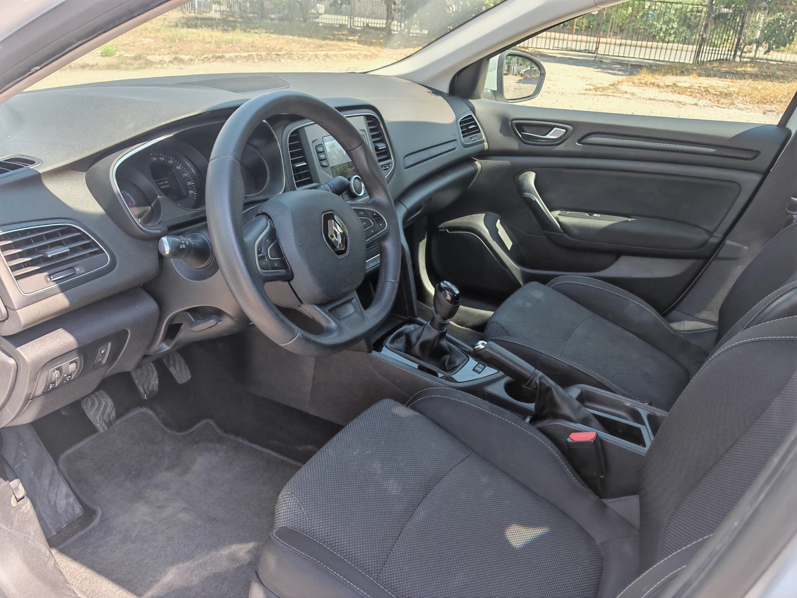 Renault Megane 1.33 Tce , снимка 7 - Автомобили и джипове - 55935652
