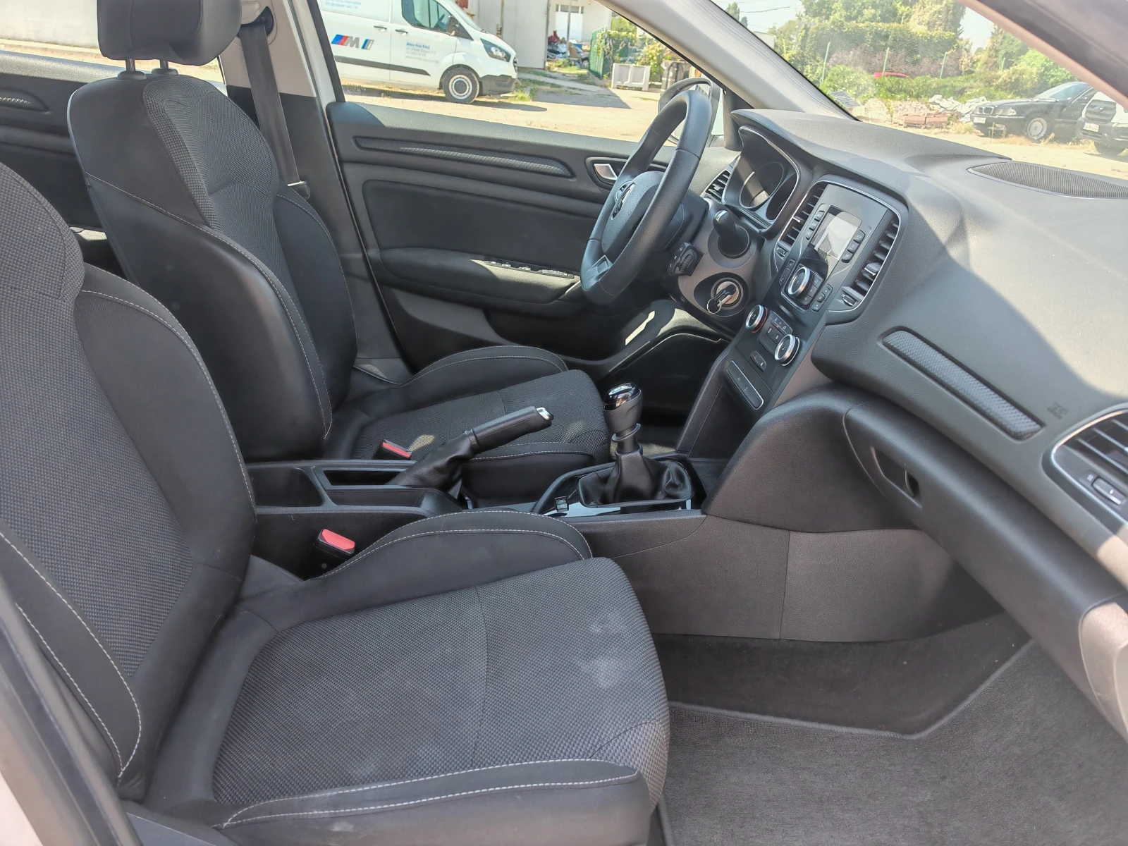 Renault Megane 1.33 Tce , снимка 8 - Автомобили и джипове - 55935652