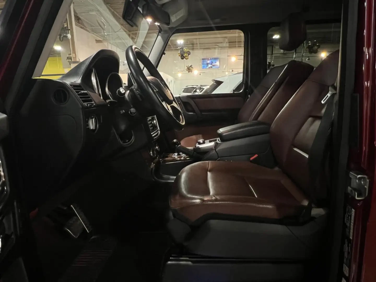 Mercedes-Benz G 500 5.5* V8* ДИСТРОНИК* HARMON* KARDON* МАСАЖ* КАМЕРА*, снимка 15 - Автомобили и джипове - 54945350