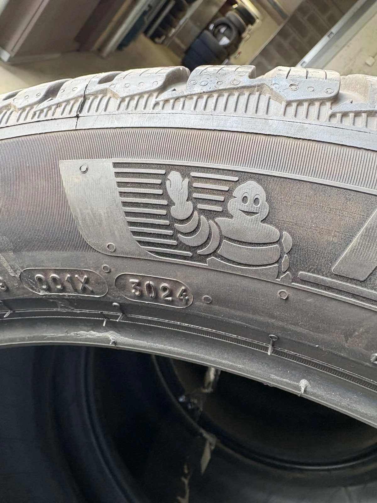 Гуми Зимни 305/40R21, снимка 2 - Гуми и джанти - 54554456