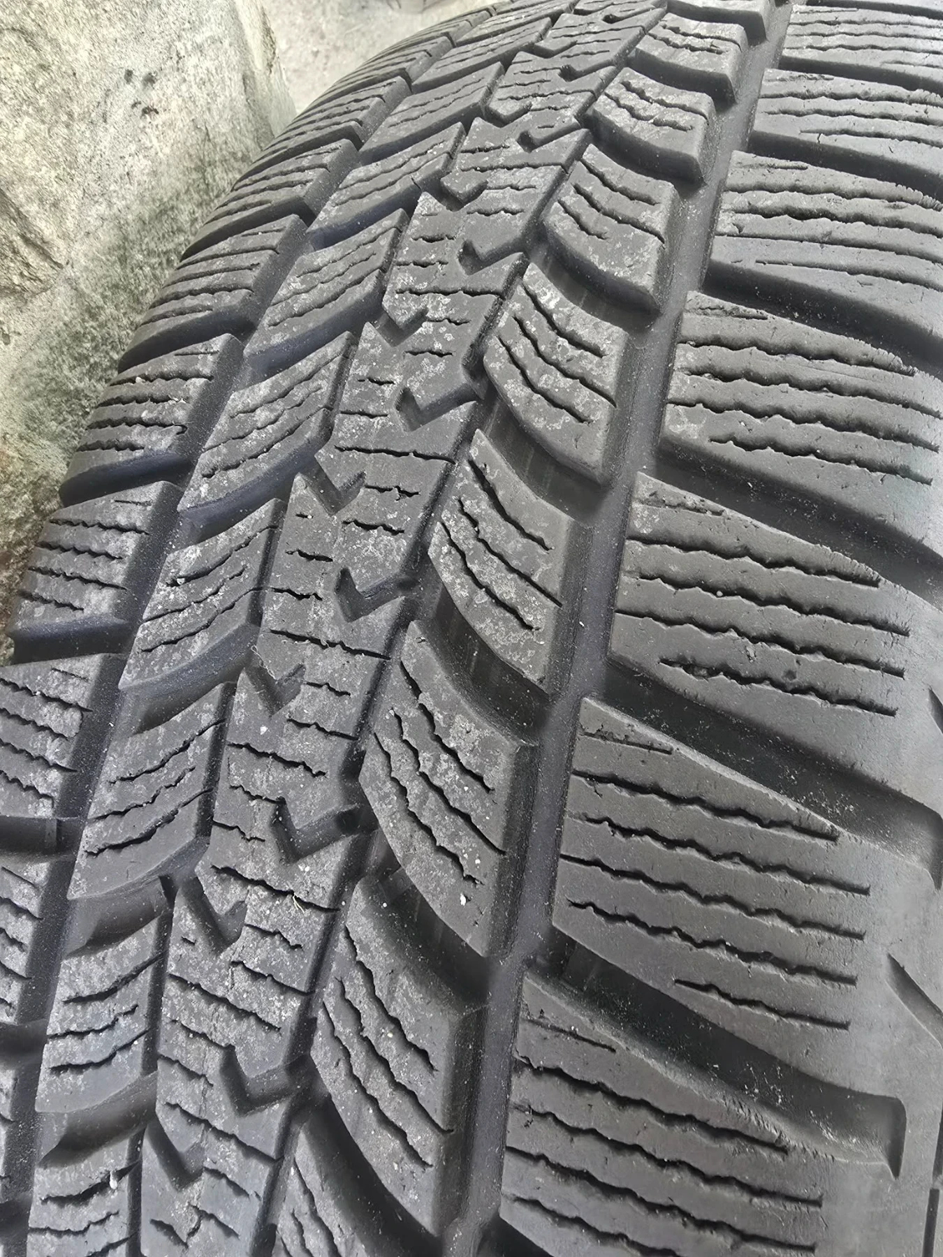 Гуми Зимни 215/60R16, снимка 4 - Гуми и джанти - 55072666