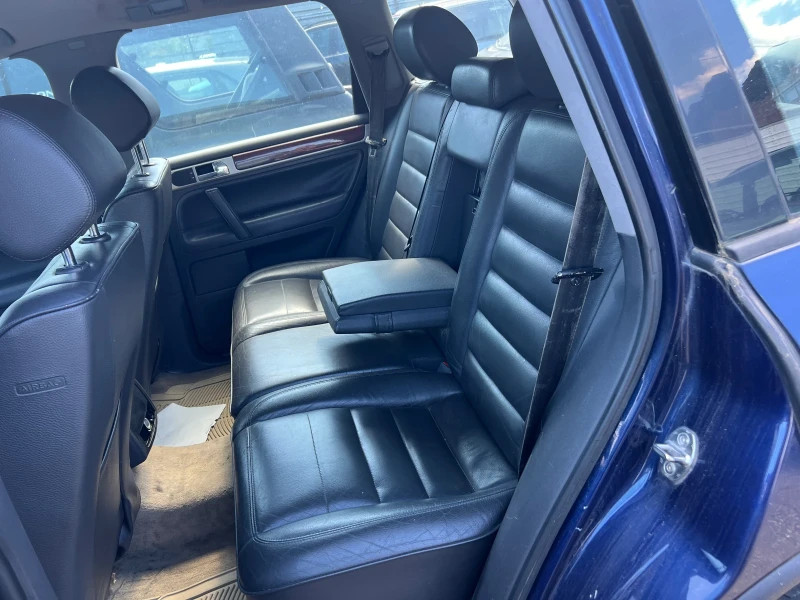 VW Touareg 2.5TDI-174к.с. Автоматик/ Кожа/ Подгрев/ Италия, снимка 8 - Автомобили и джипове - 51015120