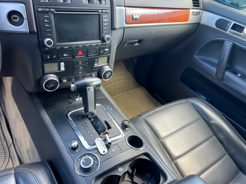 VW Touareg 2.5TDI-174к.с. Автоматик/ Кожа/ Подгрев/ Италия, снимка 9 - Автомобили и джипове - 51015120