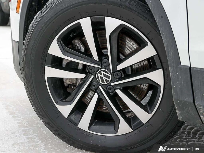 VW Tiguan * TrendlineONE OWNER, ACCIDENT FREE, AWD, THIRD RO, снимка 10 - Автомобили и джипове - 53572871