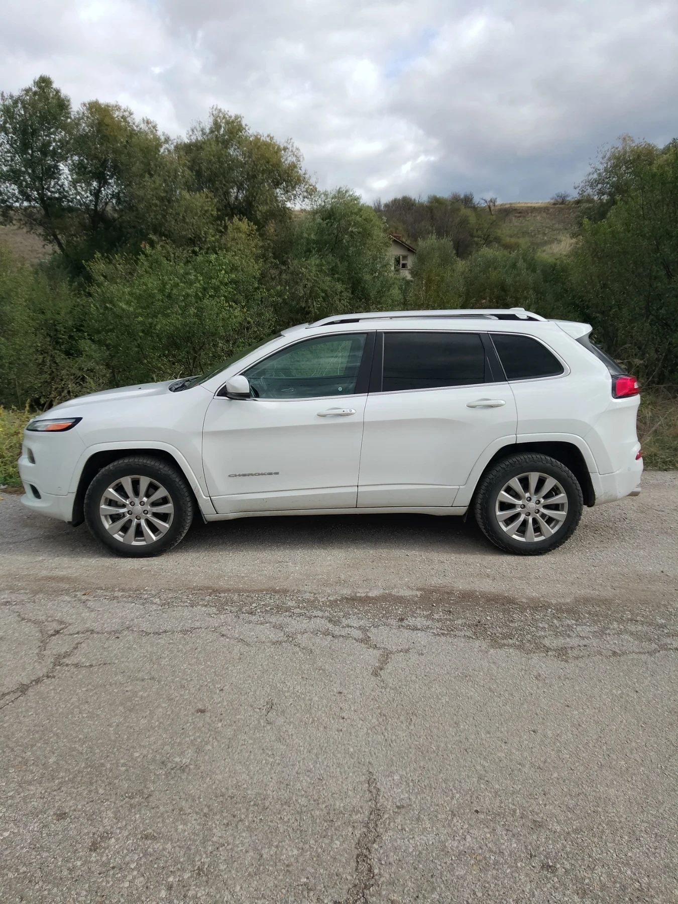 Jeep Cherokee Overland   - изображение 2