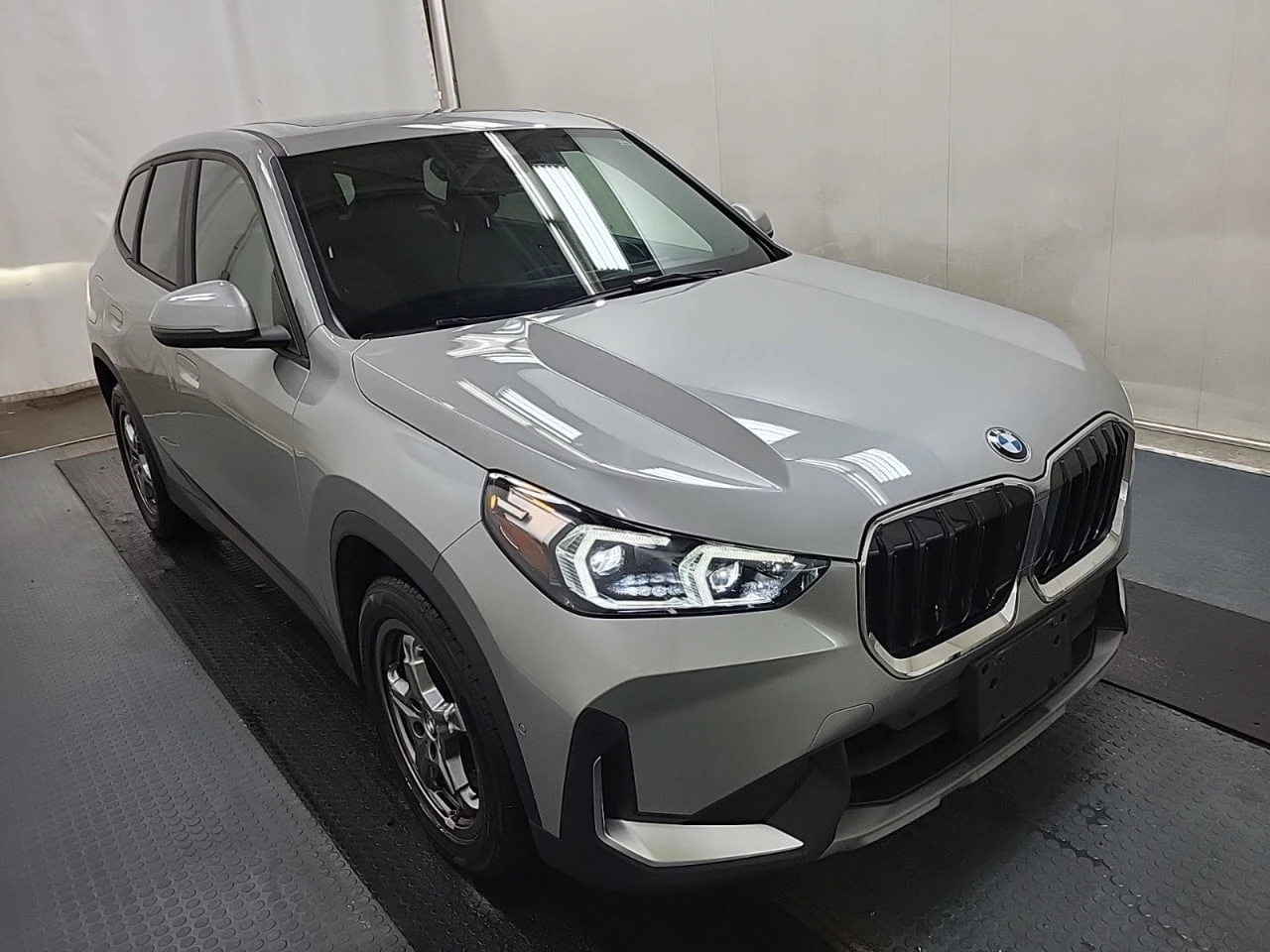 BMW X1 * АВТО КРЕДИТ* ЦЕНА ДО БГ * СЕРВИЗНА ИСТОРИЯ *  - изображение 3