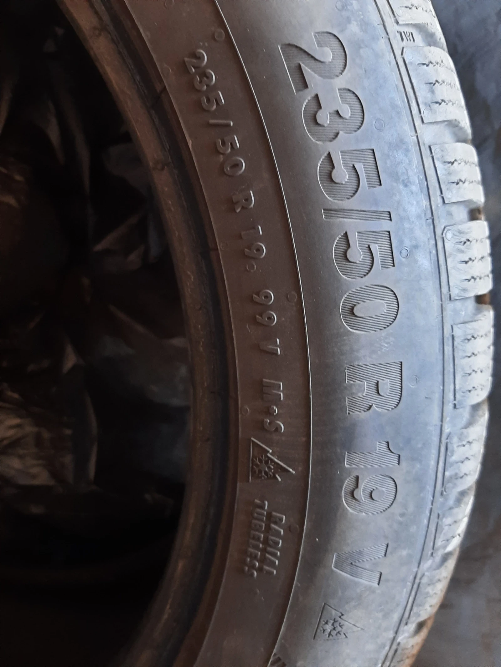 Гуми Зимни 235/50R19, снимка 4 - Гуми и джанти - 55978192
