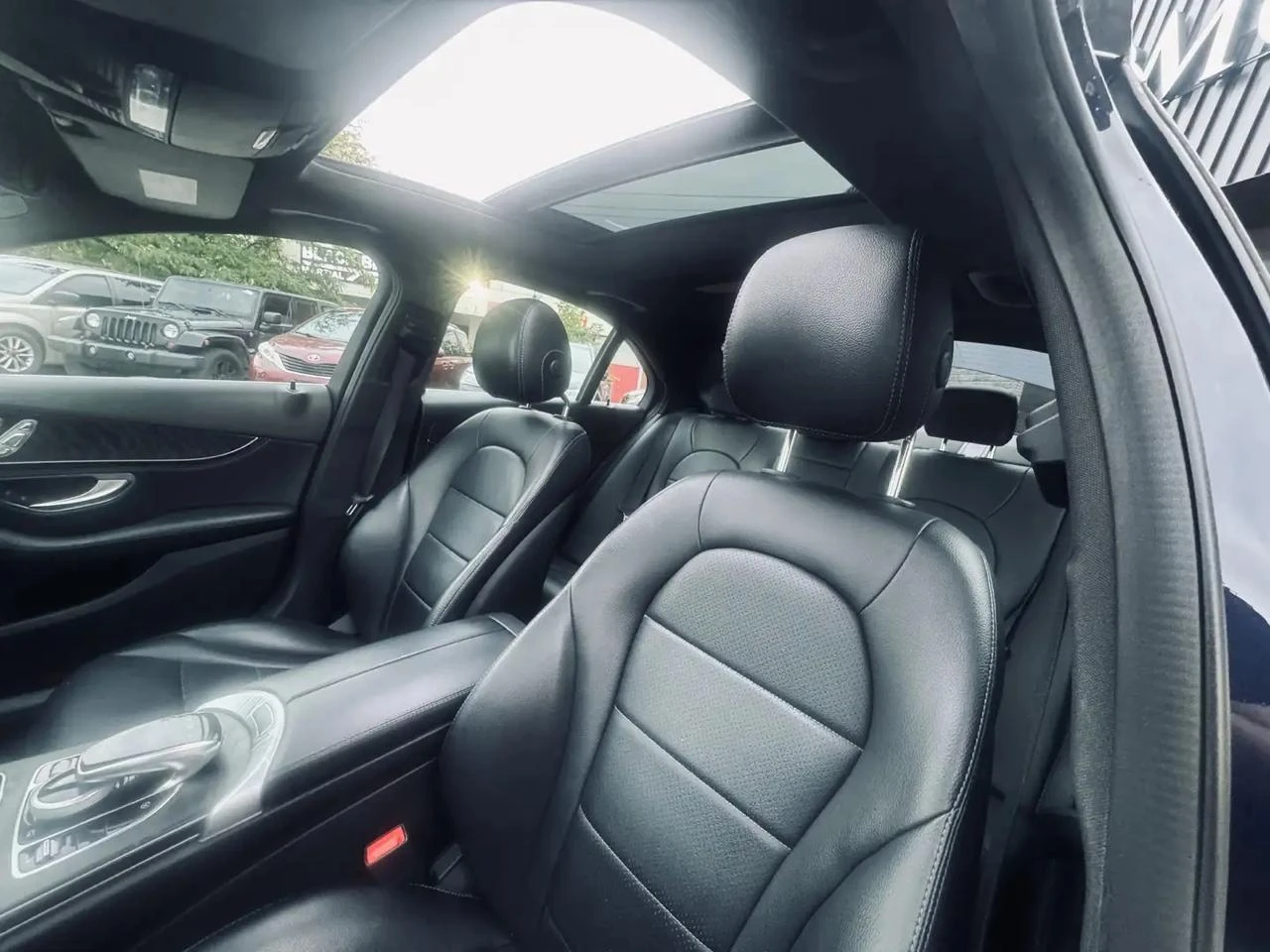 Mercedes-Benz C 300 AMG Пакет* Амбиент* Пано - изображение 6