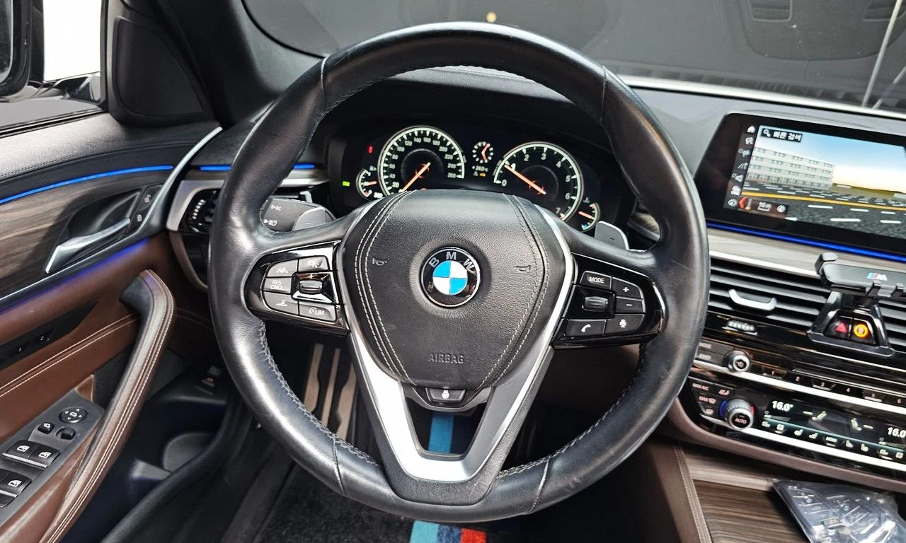 BMW 530 i xDrive M SPORT* DISTRONIC* 360 CAM* HEAD-UP* , снимка 8 - Автомобили и джипове - 55046760
