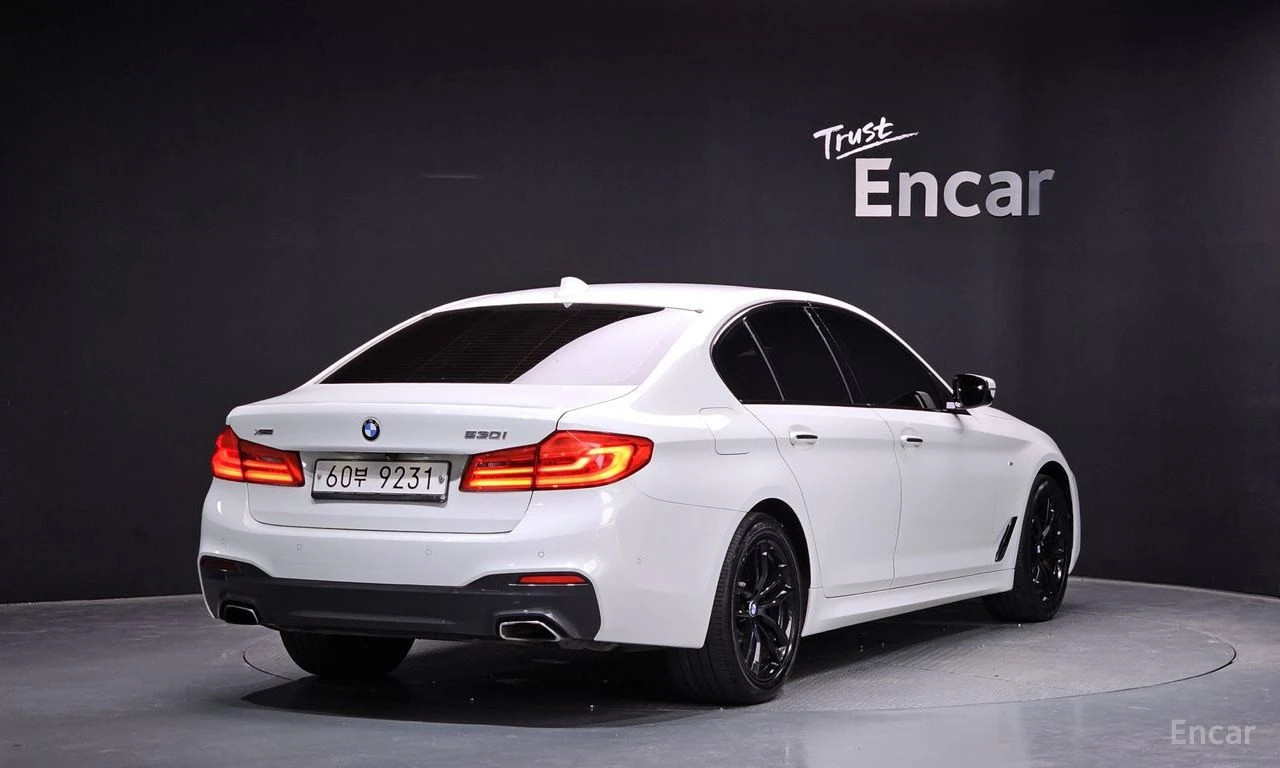 BMW 530 i xDrive M SPORT* DISTRONIC* 360 CAM* HEAD-UP* , снимка 3 - Автомобили и джипове - 55046760