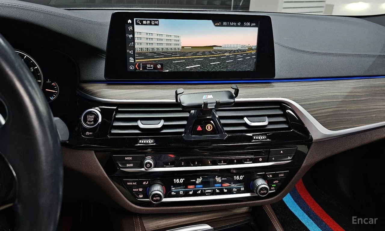 BMW 530 i xDrive M SPORT* DISTRONIC* 360 CAM* HEAD-UP* , снимка 11 - Автомобили и джипове - 55046760
