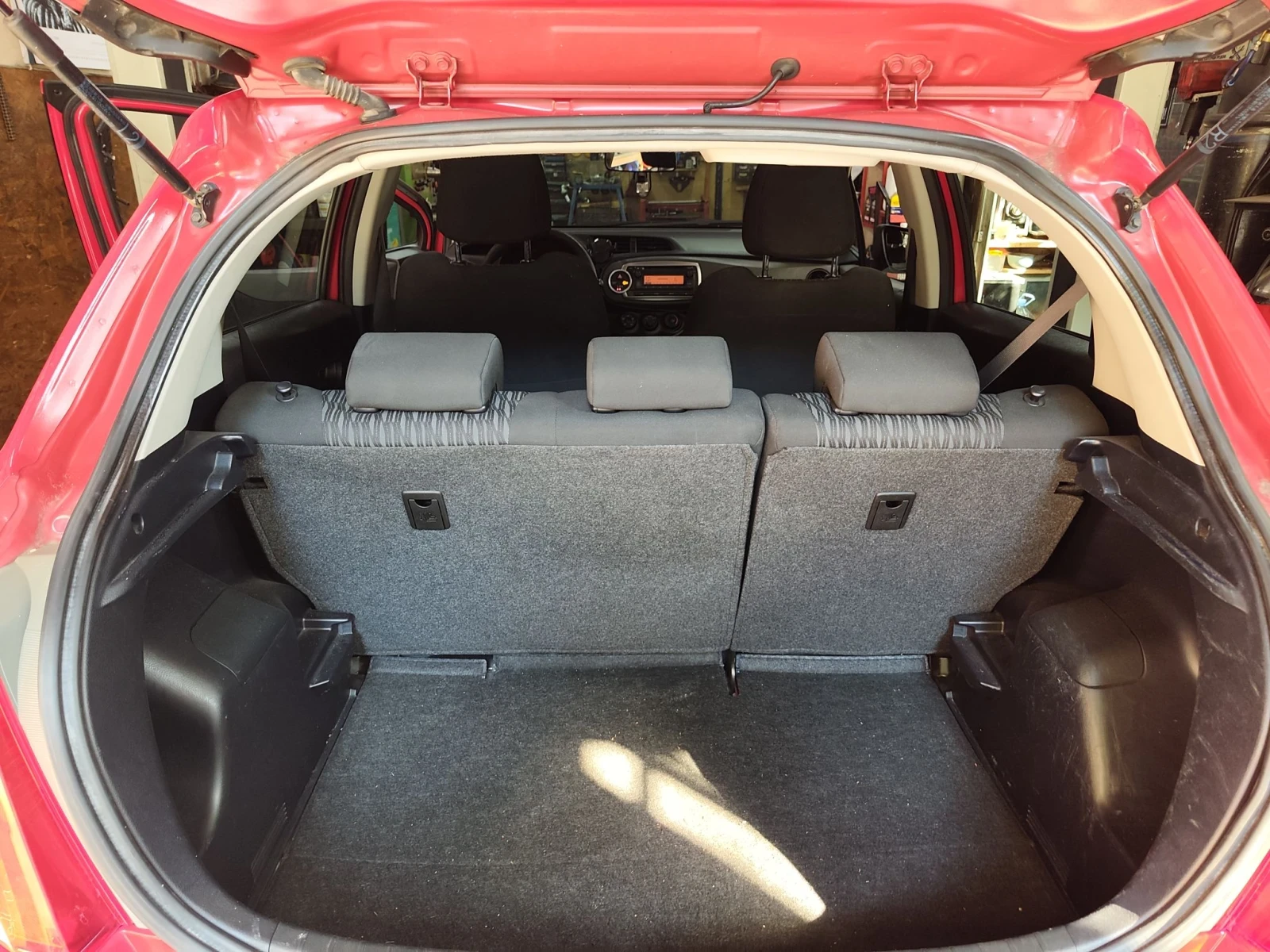 Toyota Yaris 1.3 6скор., снимка 4 - Автомобили и джипове - 56021611