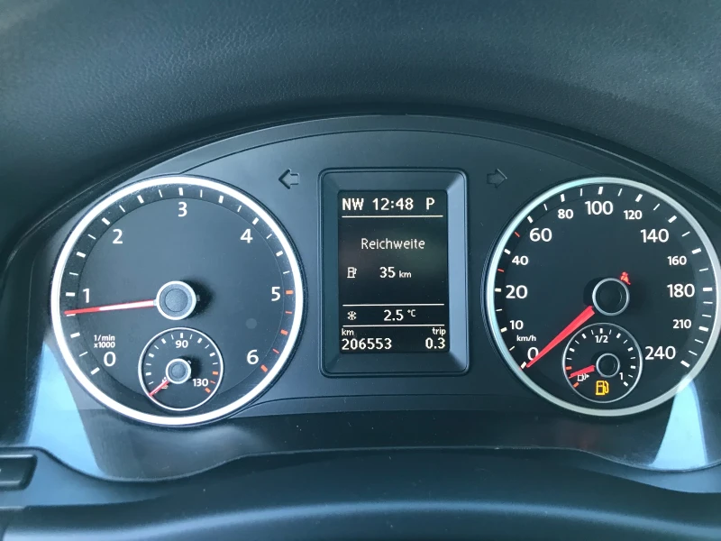 VW Tiguan 2.0TDI AVTOMAT , снимка 14 - Автомобили и джипове - 52938572