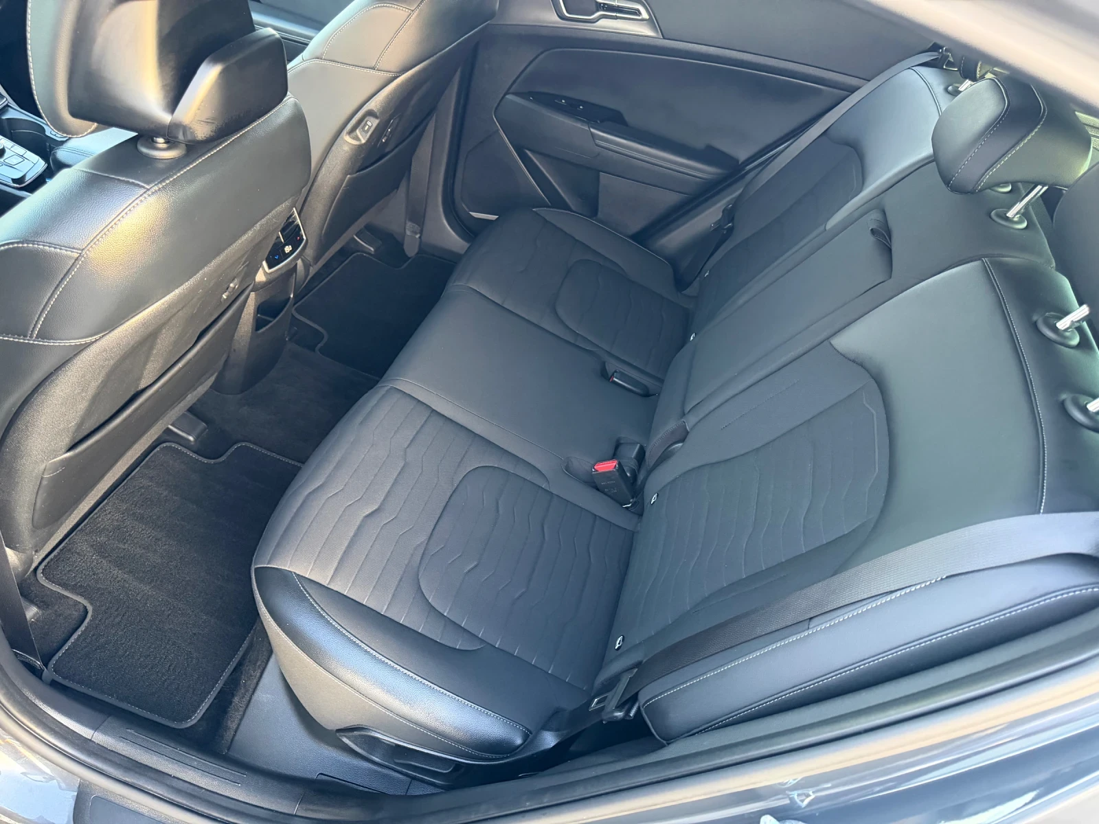 Kia Sportage PHEV / PREMIUM / 4X4 / WAZE / YOUTUBE / 110 000 км, снимка 13 - Автомобили и джипове - 54671878