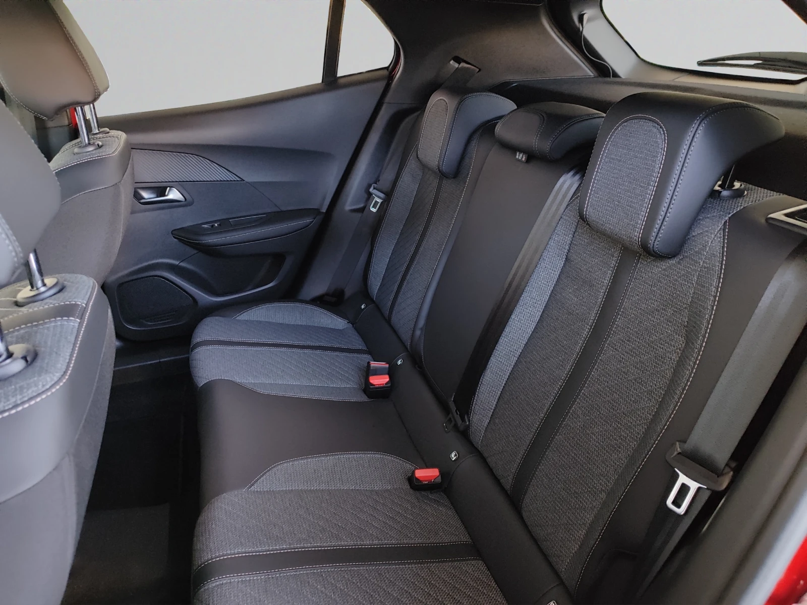 Peugeot 2008 ALLURE 1.2 PureTech 130 EAT8 EURO 6.4 - изображение 10