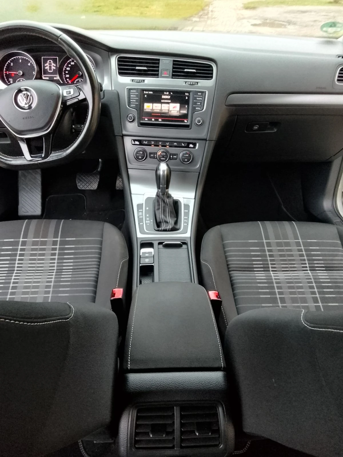 VW Golf 1.6TDI Автоматик 100хил км, снимка 9 - Автомобили и джипове - 53716767