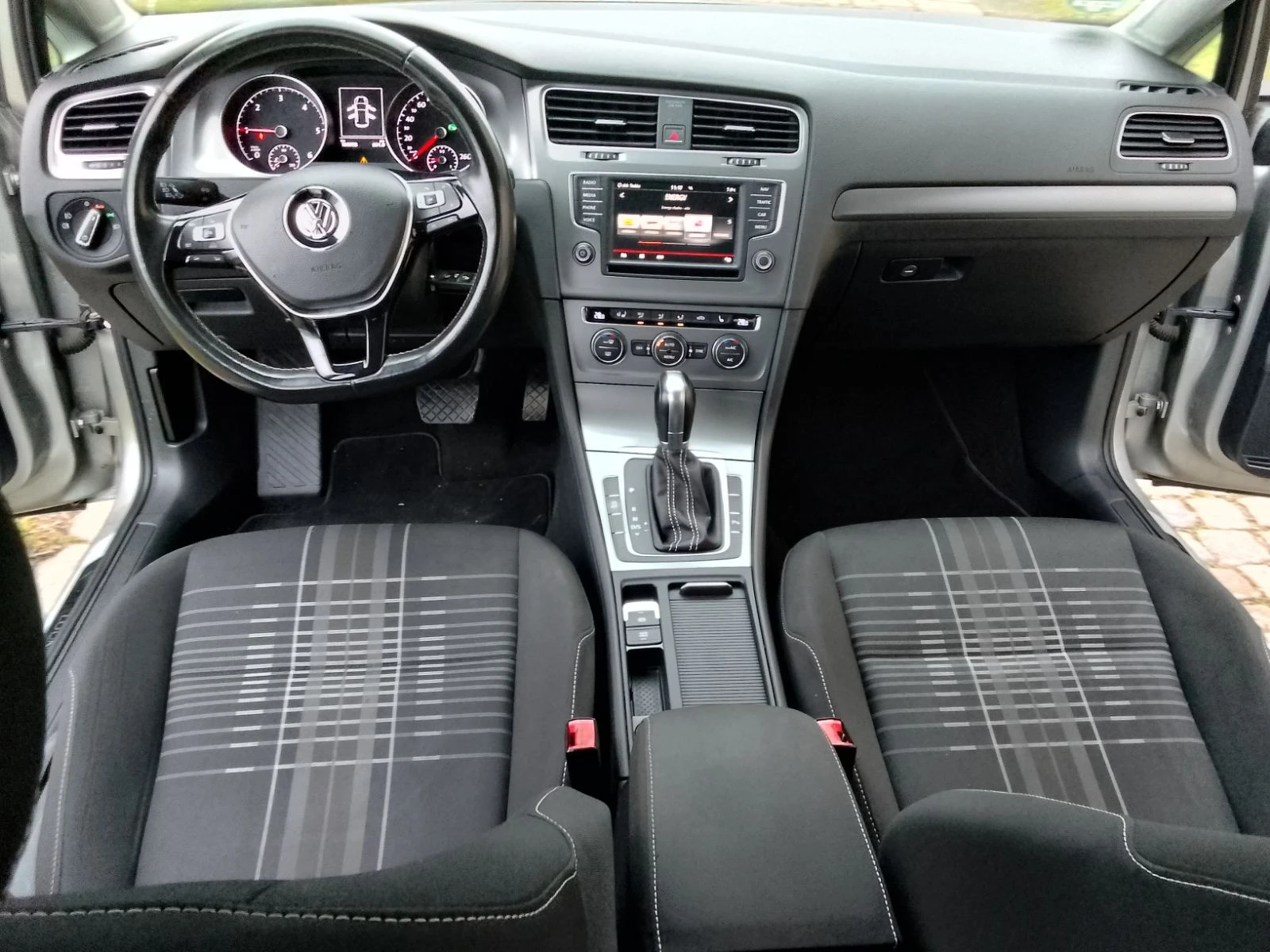 VW Golf 1.6TDI Автоматик 100хил км, снимка 12 - Автомобили и джипове - 53716767