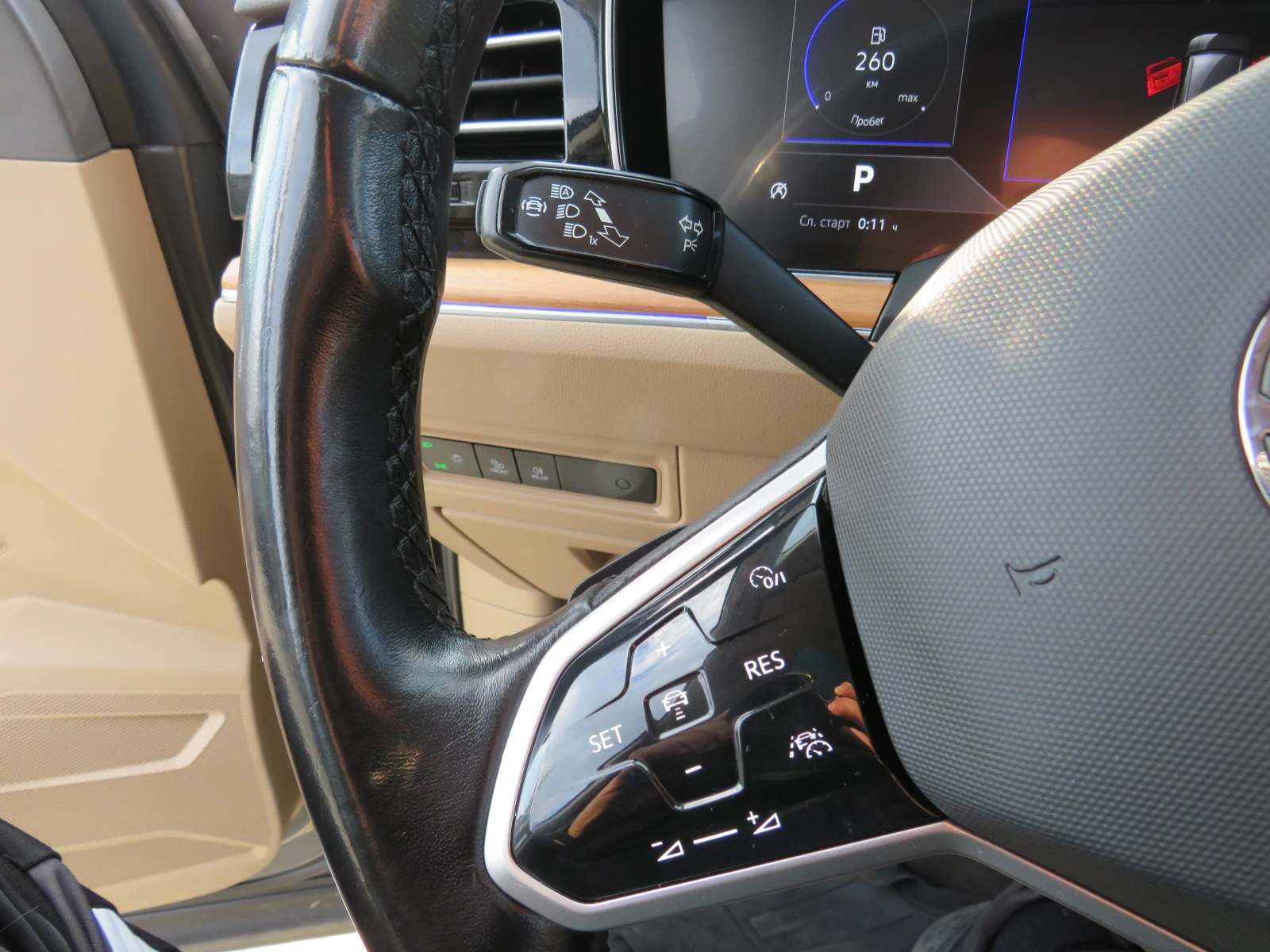 VW Touareg 3.0TDI * R-LINE 360  KEYLESS 4X4 DISTRONIC+ * , снимка 15 - Автомобили и джипове - 53764954