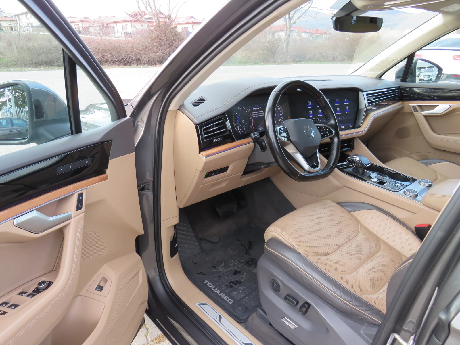 VW Touareg 3.0TDI * R-LINE 360  KEYLESS 4X4 DISTRONIC+ * , снимка 9 - Автомобили и джипове - 53764954