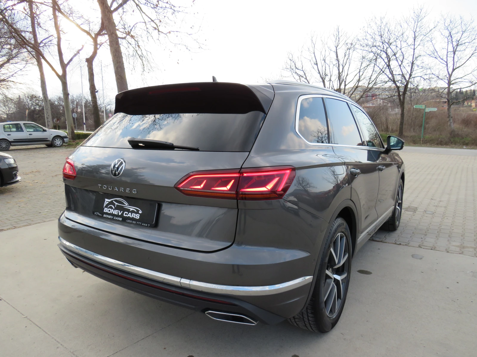 VW Touareg 3.0TDI * R-LINE 360  KEYLESS 4X4 DISTRONIC+ * , снимка 5 - Автомобили и джипове - 53764954