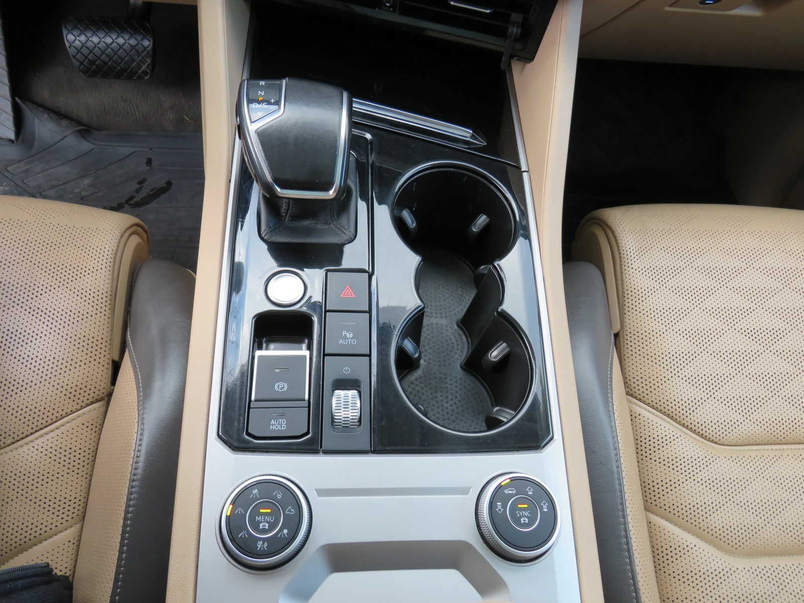 VW Touareg 3.0TDI * R-LINE 360  KEYLESS 4X4 DISTRONIC+ * , снимка 13 - Автомобили и джипове - 53764954