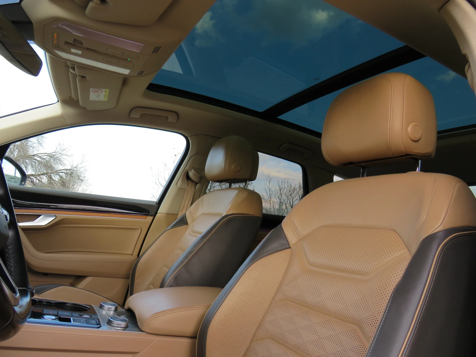 VW Touareg 3.0TDI * R-LINE 360  KEYLESS 4X4 DISTRONIC+ * , снимка 12 - Автомобили и джипове - 53764954