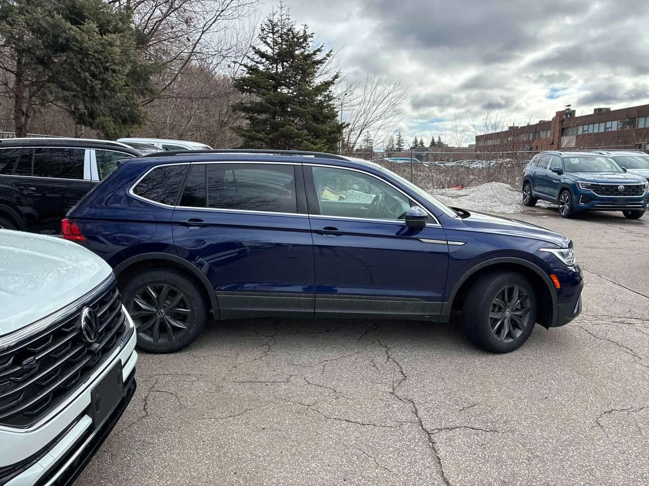 VW Tiguan * Comfortline * CARFAX * ПАНО * KEYLESS * ПОДГРЕВИ, снимка 3 - Автомобили и джипове - 53836315