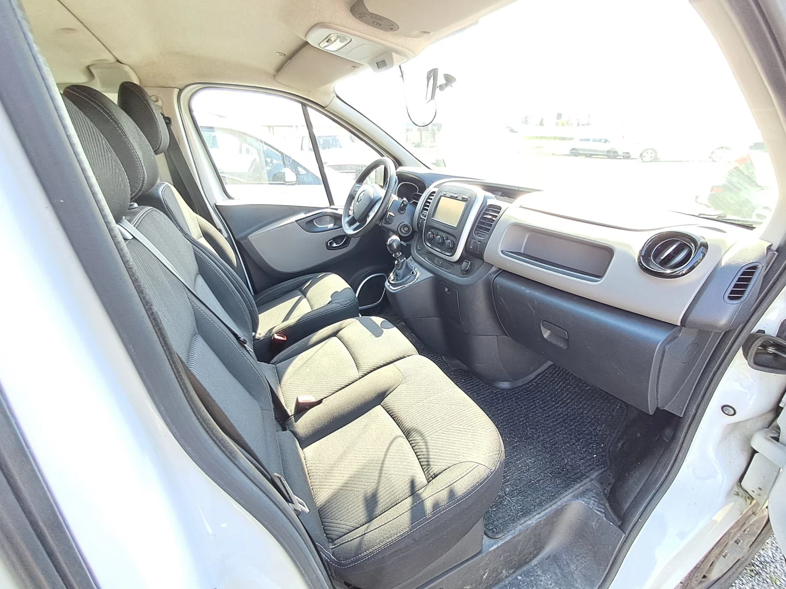 Renault Trafic 1.6 dci / 5+ 1 климатик, снимка 11 - Бусове и автобуси - 53558298