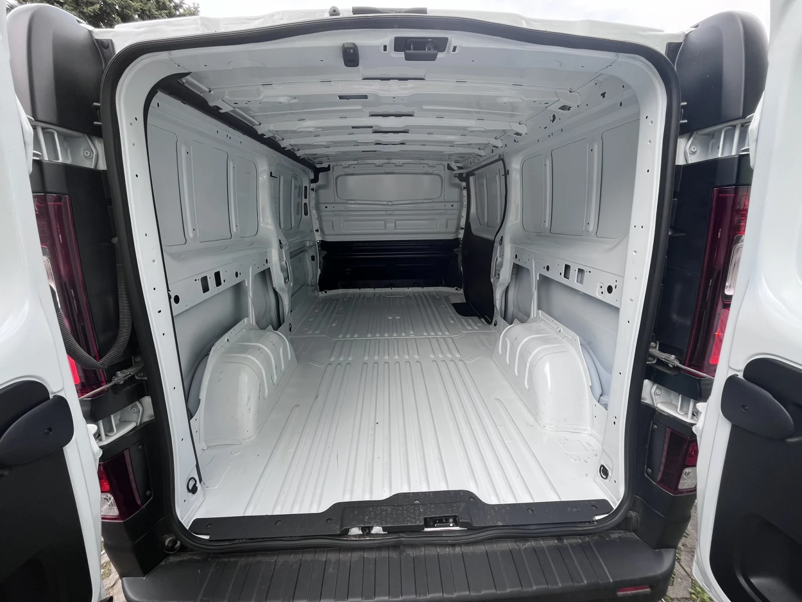 Renault Trafic 2.0 dCI 130 L2H1 2+ 1 , снимка 13 - Бусове и автобуси - 54358017