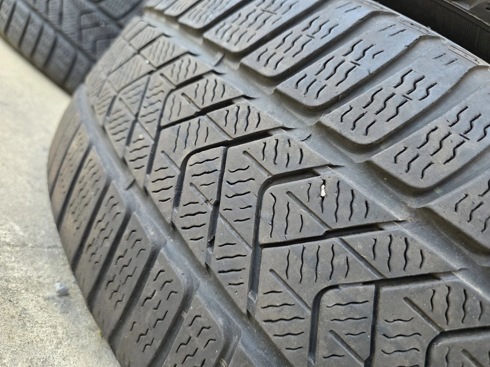 Гуми Зимни 235/55R18, снимка 4 - Гуми и джанти - 56664368