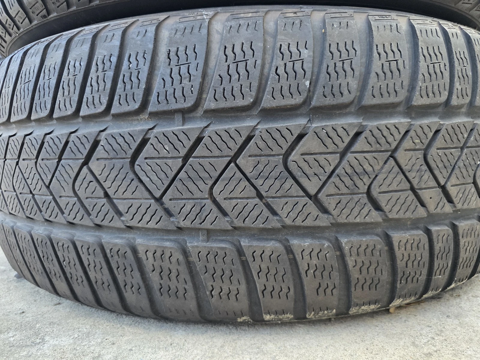 Гуми Зимни 235/55R18, снимка 2 - Гуми и джанти - 56664368