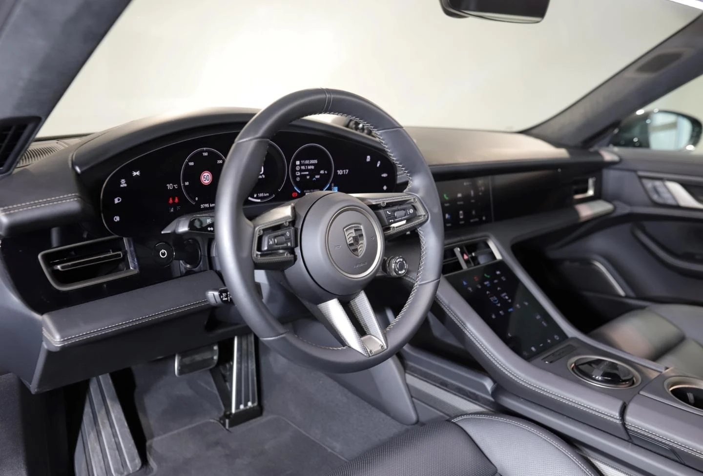 Porsche Taycan TURBO S CARBON CERAMIC BURMESTER ACTIVE RIDE - изображение 10