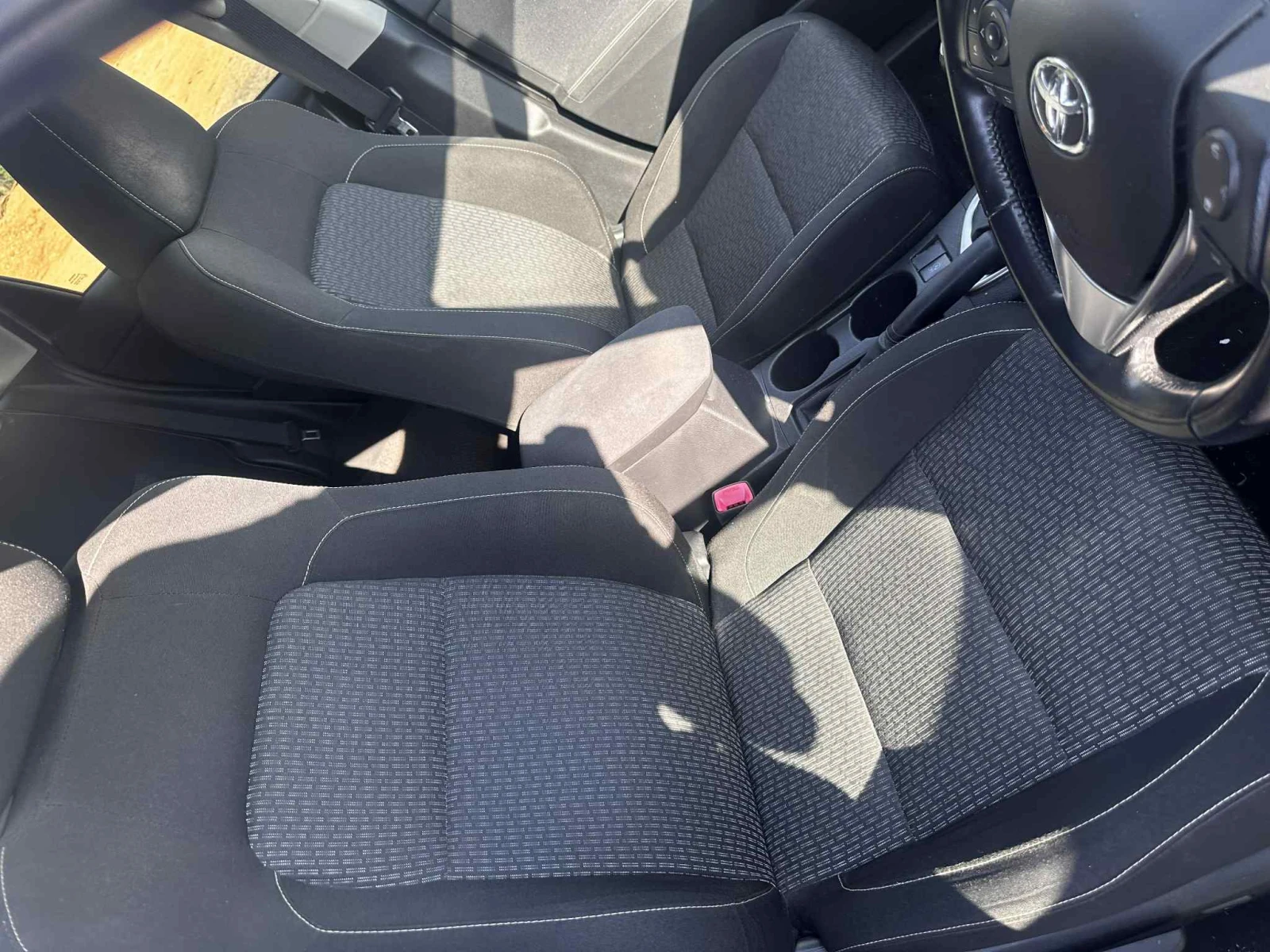 Toyota Auris 1.4d 90к.с 2015г - изображение 7