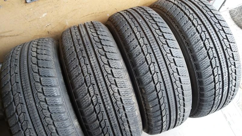 Гуми Зимни 225/55R16, снимка 2 - Гуми и джанти - 28771299