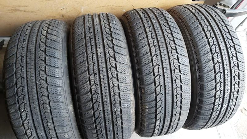 Гуми Зимни 225/55R16, снимка 1 - Гуми и джанти - 28771299